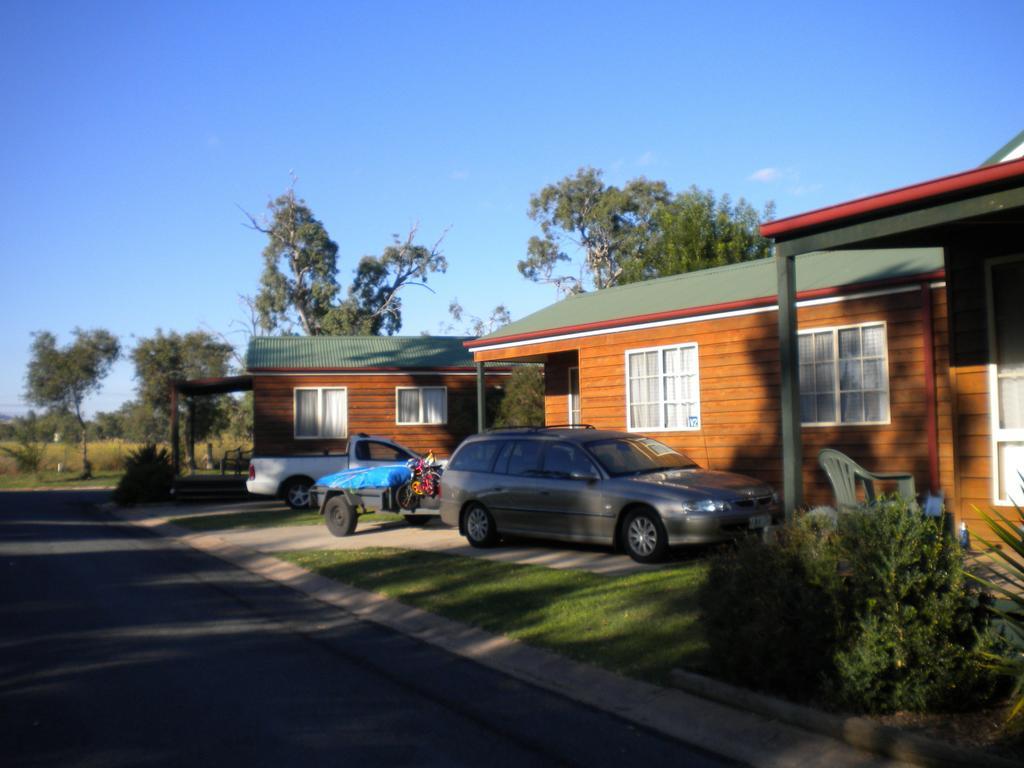 Holbrook Motor Village Quarto foto